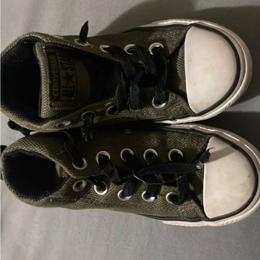 Kids chunky tongue, army green converse